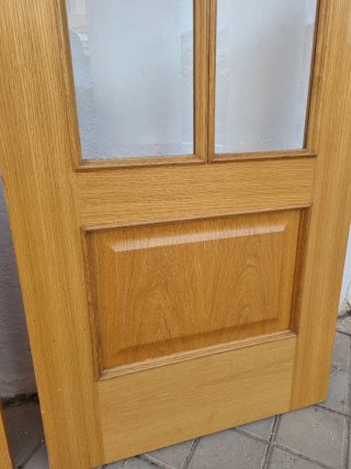 Dos puertas de madera con cristal