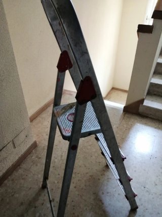 Escalera aluminio 4 peldaños