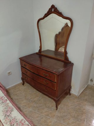 Cómoda de madera con espejo