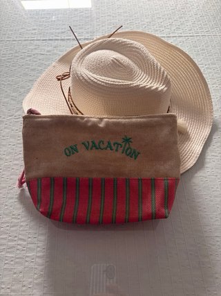 Sombrero de playa estilo cowboy y neceser