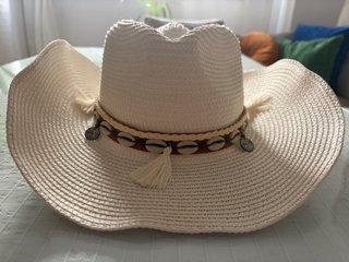 Sombrero de playa estilo cowboy y neceser