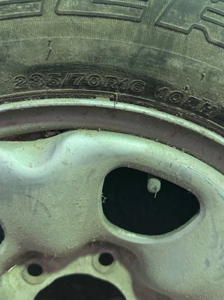 Rueda Bridgestone Dueler H/T 235/70/16. Terrano
