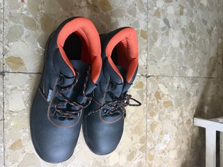 Zapatos de trabajo negros y naranjas