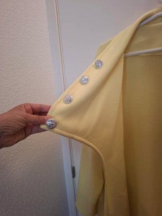 Chaqueta amarilla con botones plateados