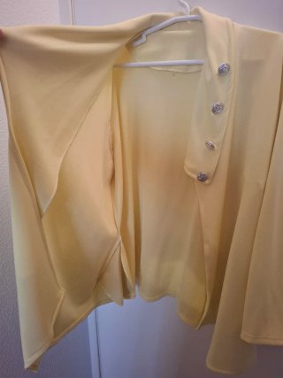 Chaqueta amarilla con botones plateados