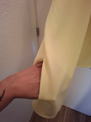 Chaqueta amarilla con botones plateados