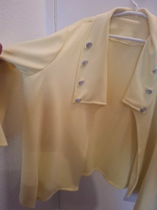 Chaqueta amarilla con botones plateados