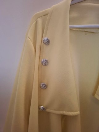 Chaqueta amarilla con botones plateados