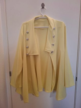 Chaqueta amarilla con botones plateados