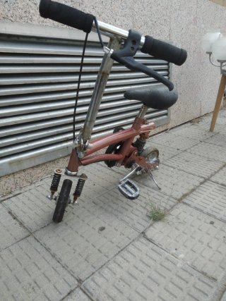 Bicicleta pequeña de pedales