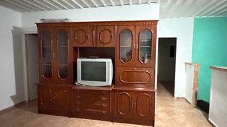 Mueble de salón de madera con vitrinas