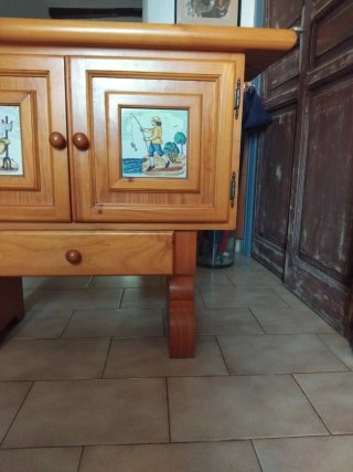 Mueble de madera con azulejos de oficios