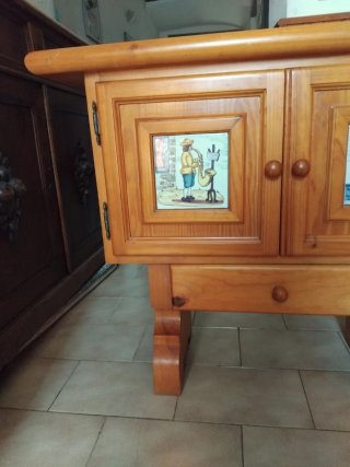 Mueble de madera con azulejos de oficios