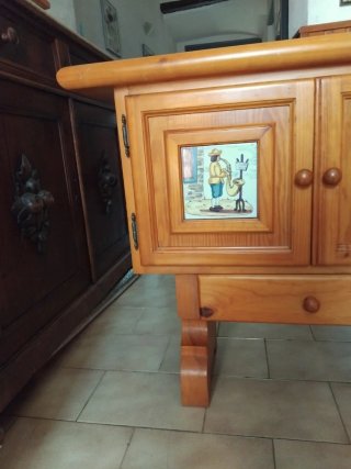 Mueble de madera con azulejos de oficios