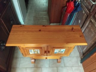 Mueble de madera con azulejos de oficios
