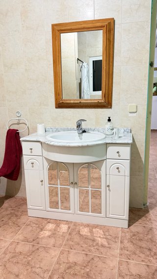 Mueble de baño con lavabo y espejo