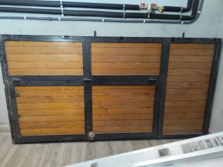 Puerta garaje madera y forja antigua