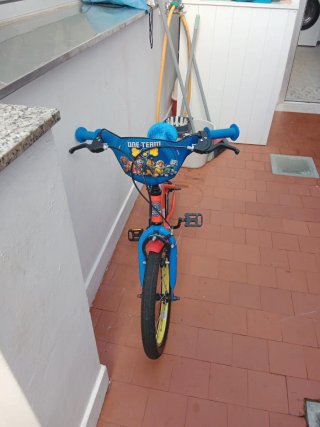 Bicicleta infantil Paw Patrol roja y azul