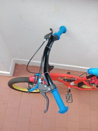 Bicicleta infantil Paw Patrol roja y azul