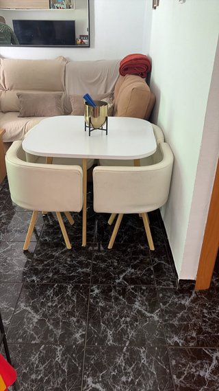 Conjunto de Mesa y 4 Sillas