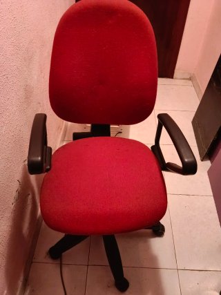 Silla de oficina roja con brazos