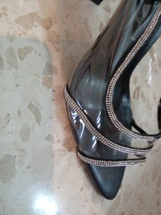 Sandalias negras y con brillo