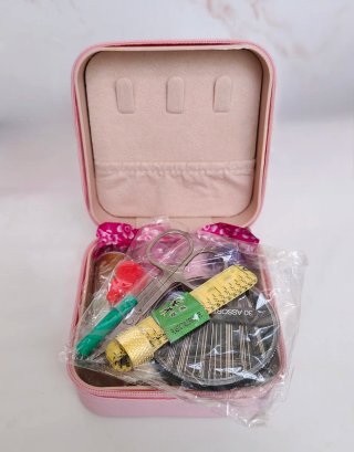 Mini joyero con kit de costura.