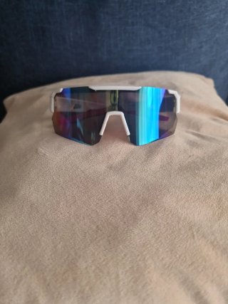 Gafas Deportivas Blancas con detalles verdes y roj