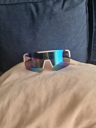Gafas Deportivas Blancas con detalles verdes y roj