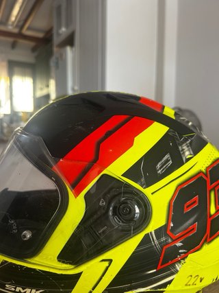 Casco de moto SMK amarillo y negro
