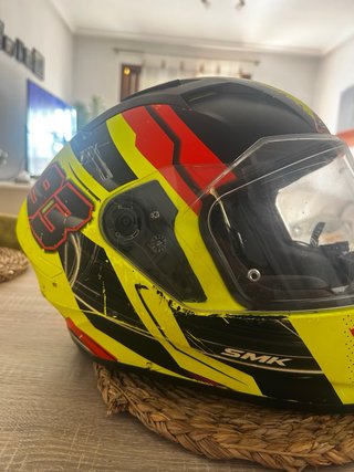 Casco de moto SMK amarillo y negro