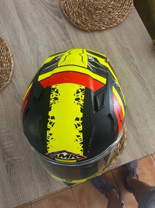 Casco de moto SMK amarillo y negro