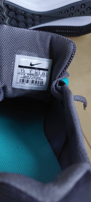 Zapatillas Nike grises y turquesa