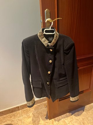 Chaqueta Negra Zara con Bordados