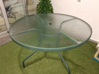 Tavolo da giardino rotondo in vetro e metallo