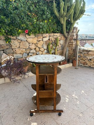 Mesa Alta Redonda con Ruedas y Botellero