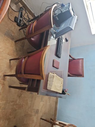 Escritorio de madera con 3 sillas de piel