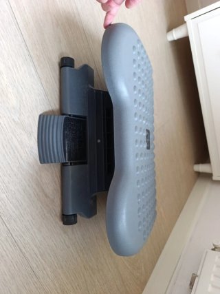 Alzador/reposapiés de oficina, regulable en altura