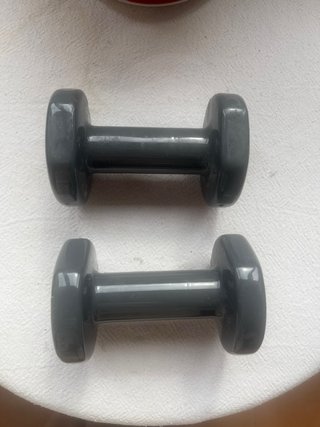 Par de mancuernas de 3 kg cada una, en color gris