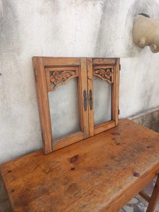 Ventana de Madera Tallada Decorativa
