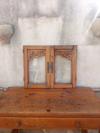 Ventana de Madera Tallada Decorativa