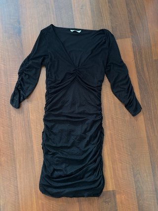 Vestido negro ajustado escote V