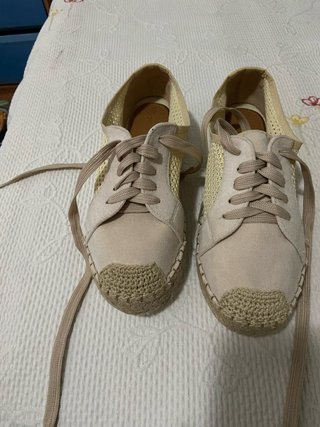 Zapatillas Beige y Amarillas (bajada de precio)