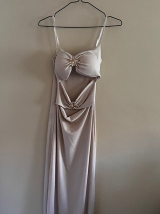 Vestido Largo Beige con Detalles de Estrella