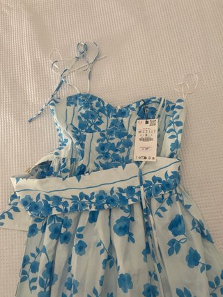 Vestido floral azul y blanco Zara