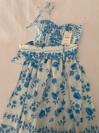 Vestido floral azul y blanco Zara