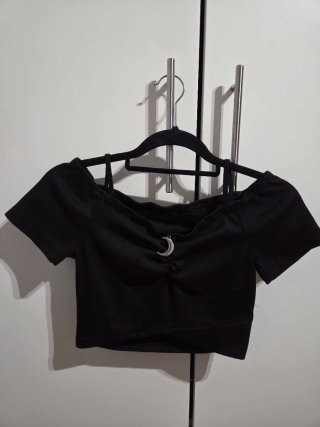 Top gótico negro con detalle de luna