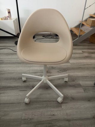 Silla de escritorio beige con ruedas.