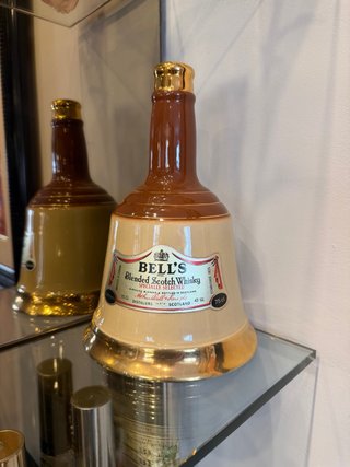 Bottiglia di ceramica a forma di campana di Bell's Blended Scotch Whisky