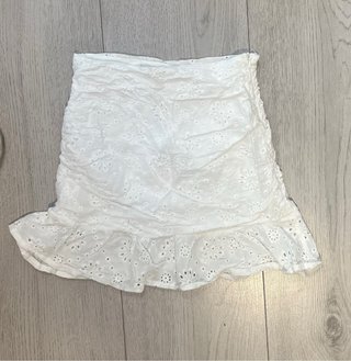 Minifalda blanca con bordados